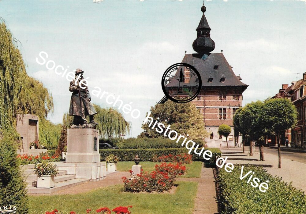Carte postale - Visé "Monument de la Guerre et Hôtel de Ville"