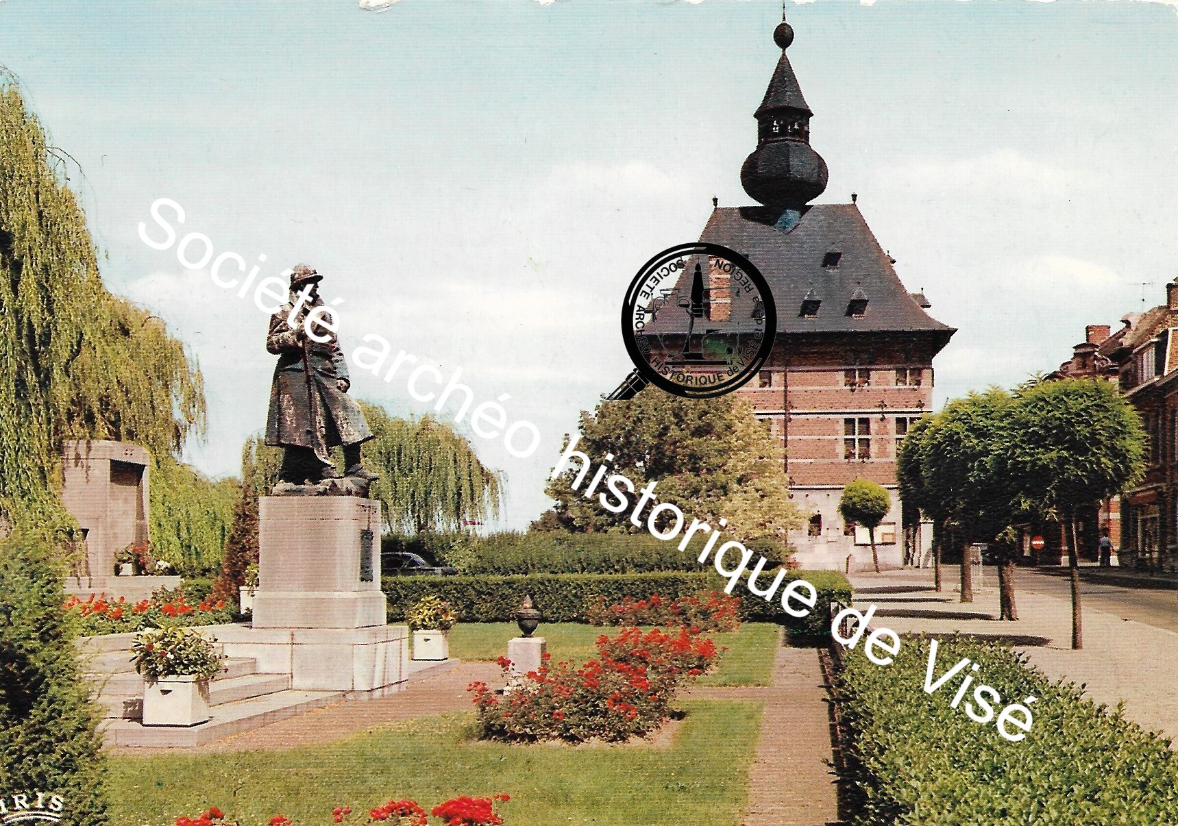 Carte postale - Visé "Monument de la Guerre et Hôtel de Ville"