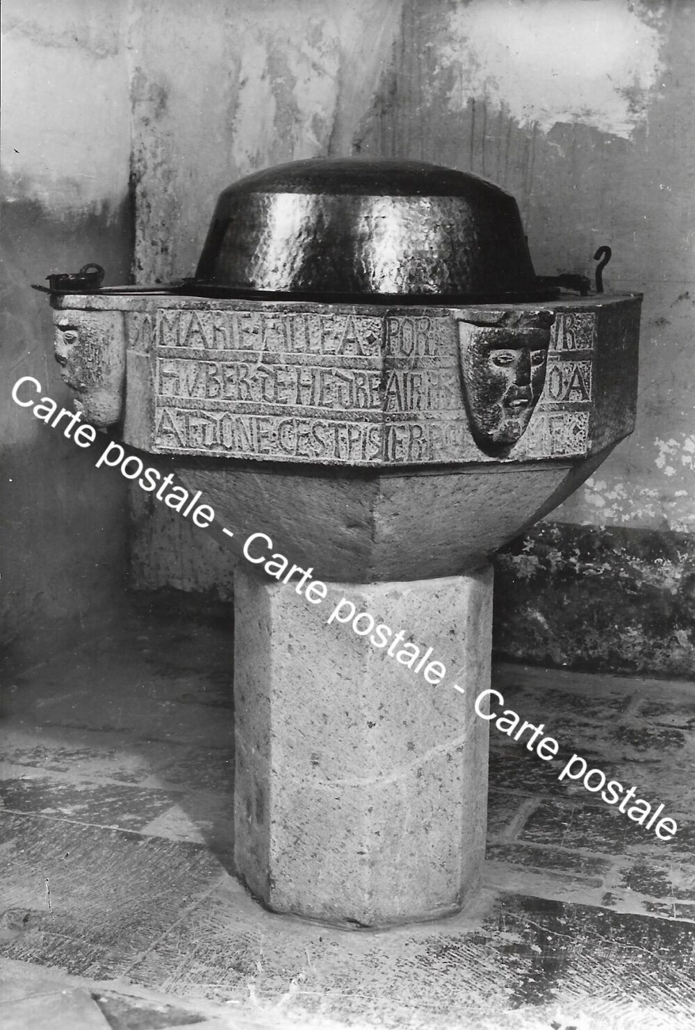 Carte postale : Waha "Eglise St-Etienne, fonts baptismaux"